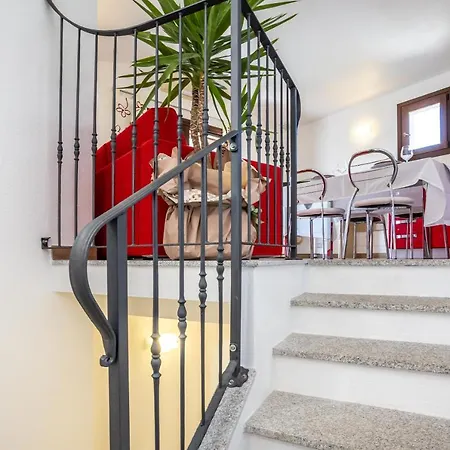 The Balcony - By Welcomely Apartment *